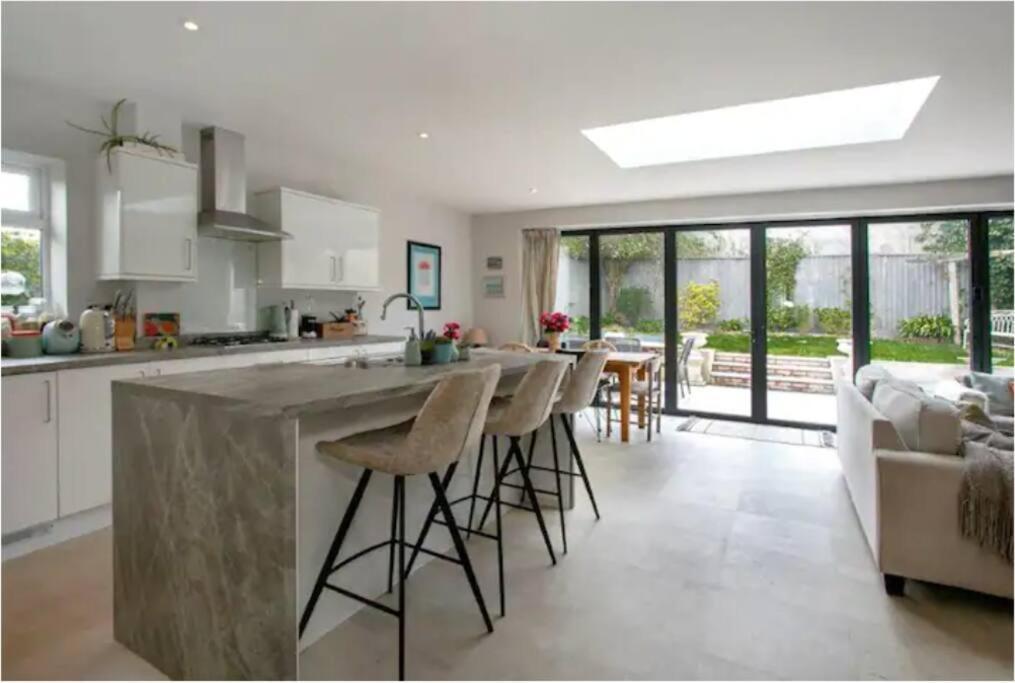 Beautiful 4 Double Bedroom House In Poole With Hot Tub, Near Sandbanks Экстерьер фото