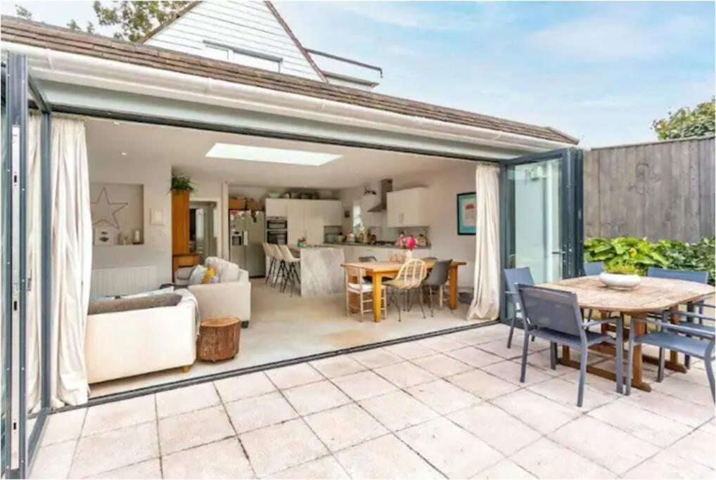 Beautiful 4 Double Bedroom House In Poole With Hot Tub, Near Sandbanks Экстерьер фото