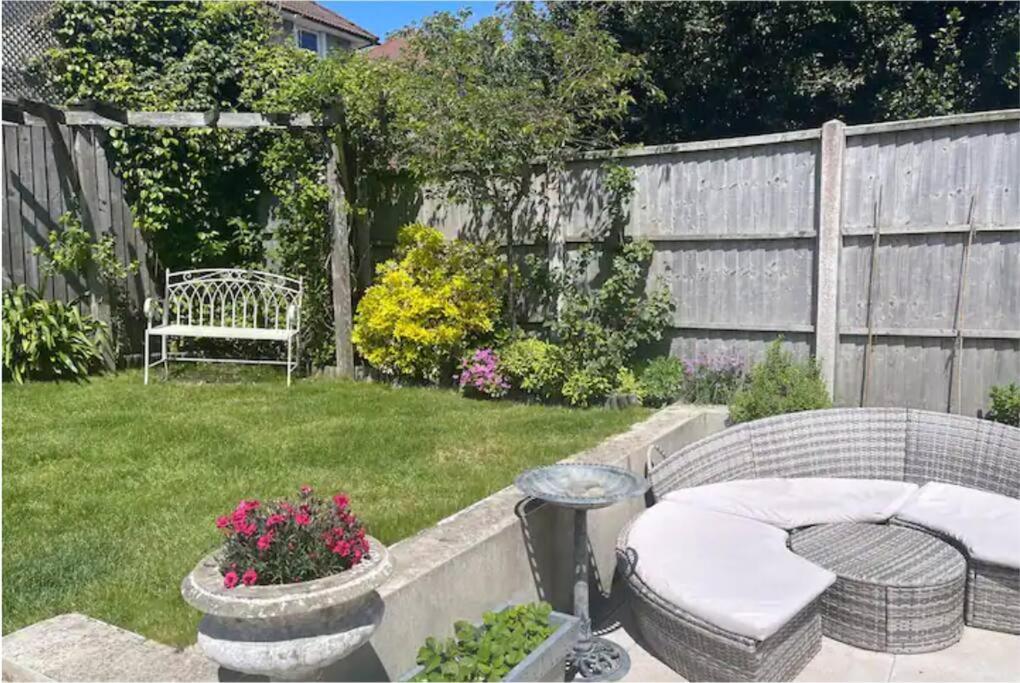 Beautiful 4 Double Bedroom House In Poole With Hot Tub, Near Sandbanks Экстерьер фото