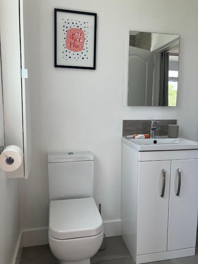 Beautiful 4 Double Bedroom House In Poole With Hot Tub, Near Sandbanks Экстерьер фото