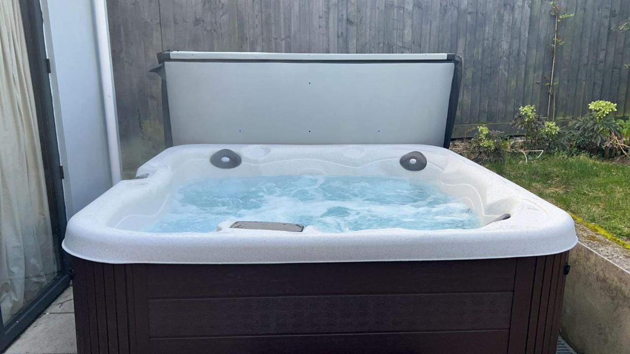 Beautiful 4 Double Bedroom House In Poole With Hot Tub, Near Sandbanks Экстерьер фото